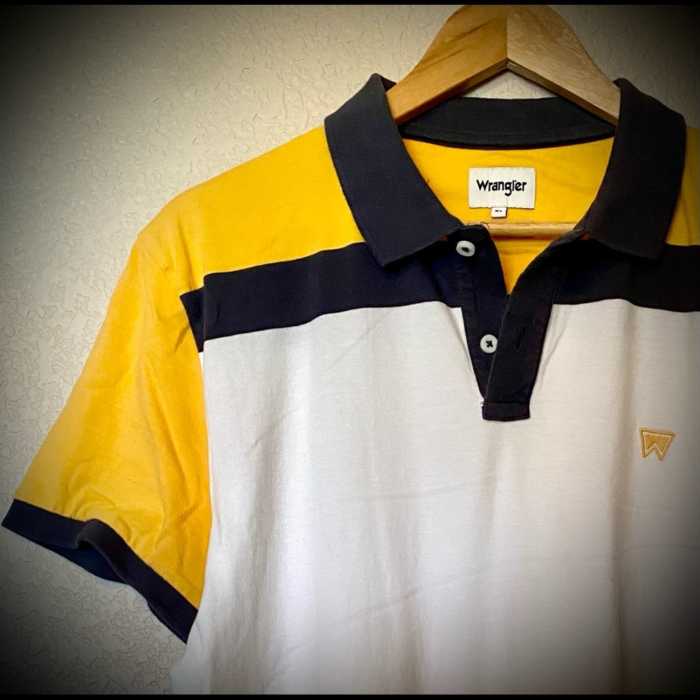 Men’s Wrangler L short sleeve polo.
